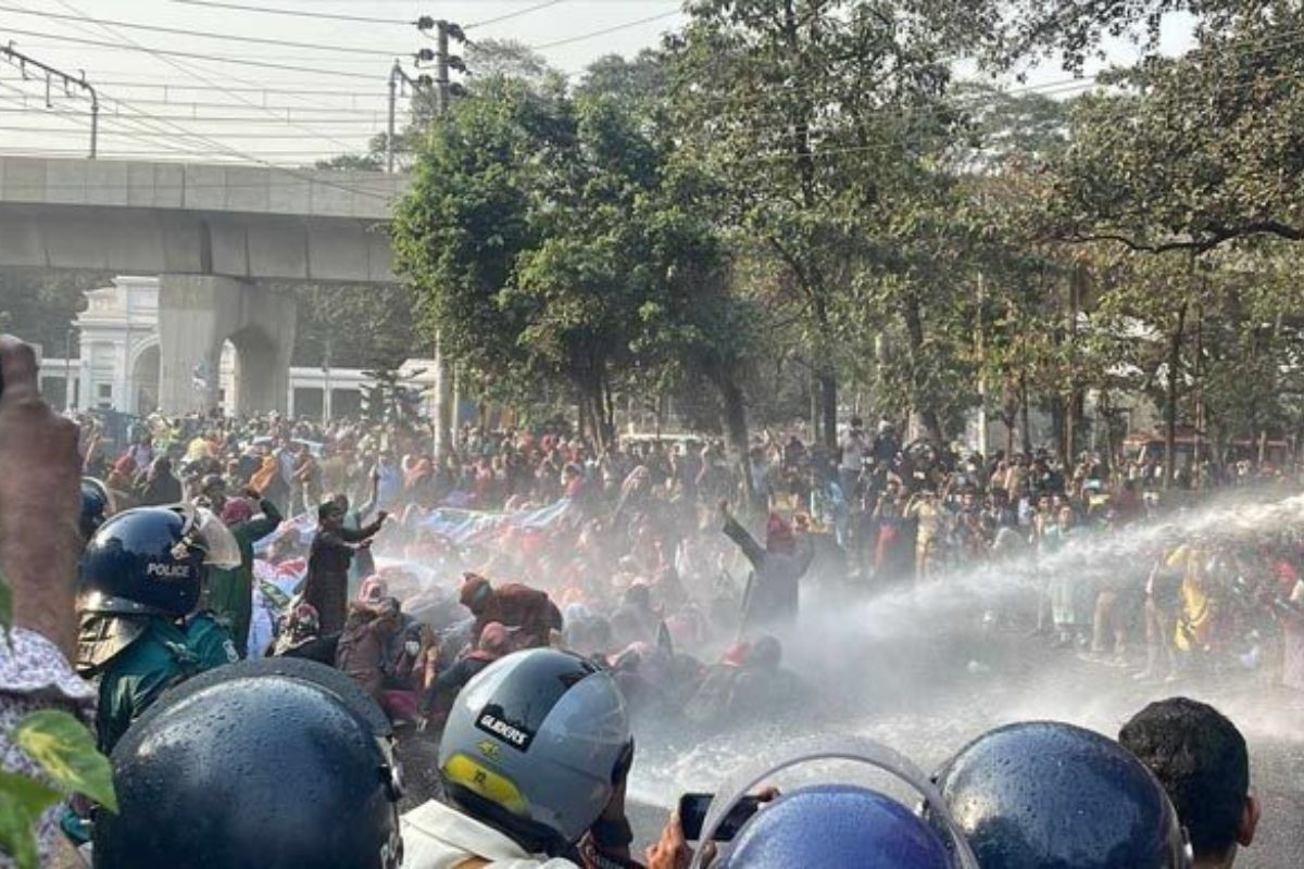যমুনায় যাওয়ার চেষ্টা শিক্ষকদের, পুলিশের জলকামান-লাঠিচার্জ