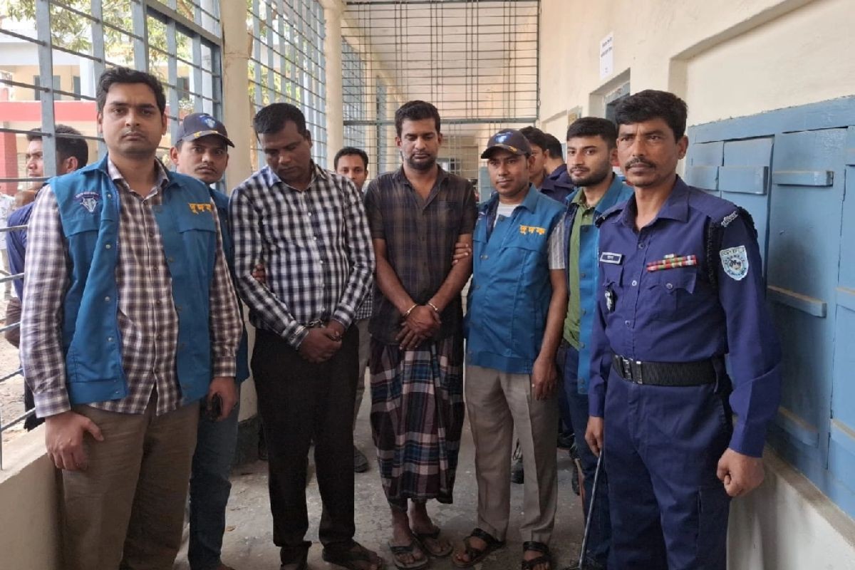 ঘুষ নেওয়ার সময় হাতেনাতে অডিটর-হিসাবরক্ষণ কর্মকর্তা আটক