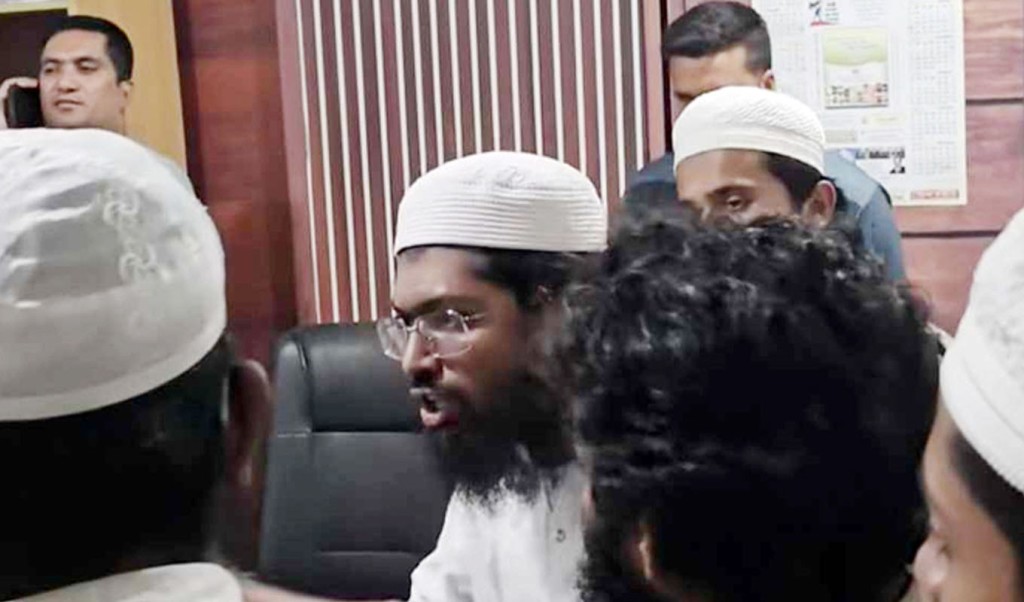 ছাত্রী হেনস্তাকারীর মুক্তির দাবিতে মধ্যরাতে শাহবাগ থানায় ‘তৌহিদী জনতা’ 4 tou 1741230561 ছাত্রী হেনস্তাকারীর মুক্তির দাবিতে মধ্যরাতে শাহবাগ থানায় ‘তৌহিদী জনতা’