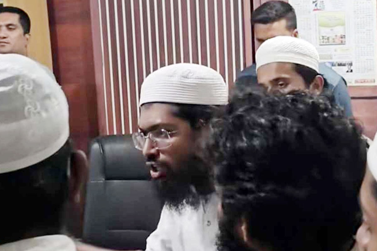ছাত্রী হেনস্তাকারীর মুক্তির দাবিতে মধ্যরাতে শাহবাগ থানায় ‘তৌহিদী জনতা’