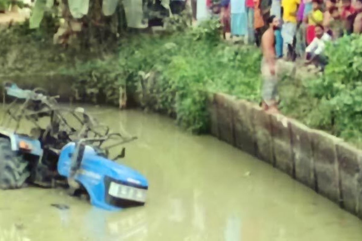 ট্রাক্টর নিয়ন্ত্রণ হারিয়ে খাদে: প্রাণ গেলো দুই যুবকের