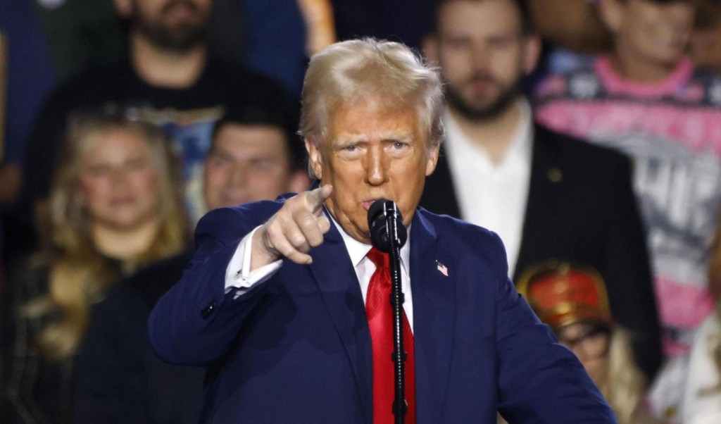 trump 1740660336 1 পারমাণবিক চুক্তি না করলে ইরানে বোমা হামলার হুমকি ট্রাম্পের