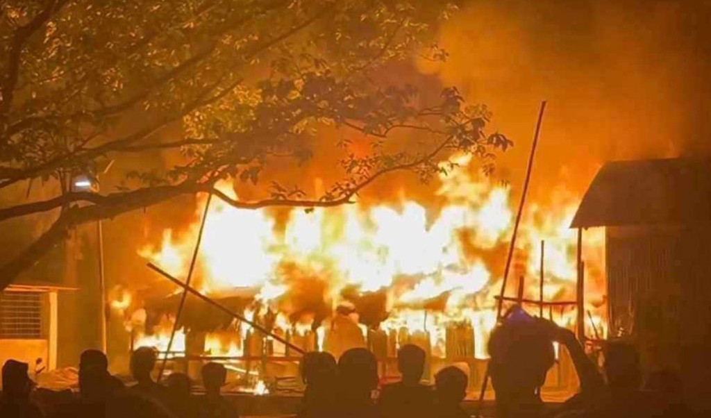 টাঙ্গাইলে অগ্নিকাণ্ডে ৯ দোকান পুড়ে ছাই 2 অগ্নিকাণ্ড 1742195167 টাঙ্গাইলে অগ্নিকাণ্ডে ৯ দোকান পুড়ে ছাই