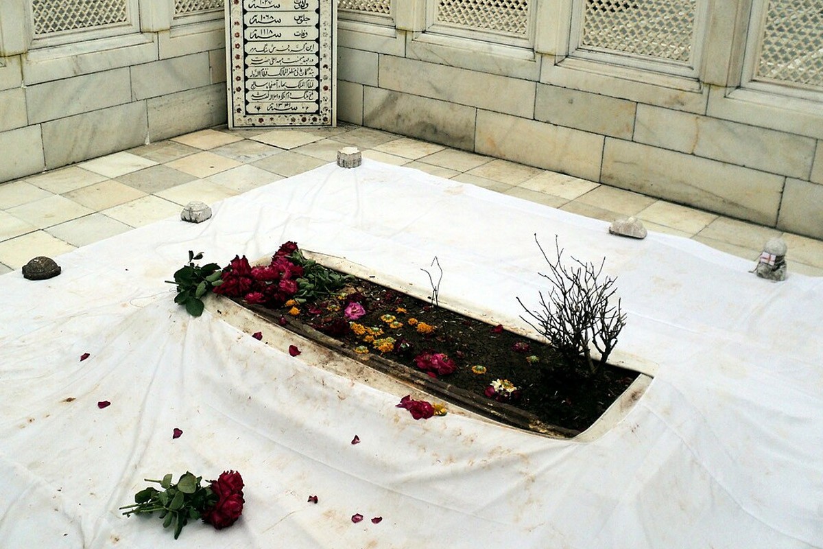 যে কারনে আওরঙ্গজেবের সমাধি সরাতে চায় বিশ্ব হিন্দু পরিষদ