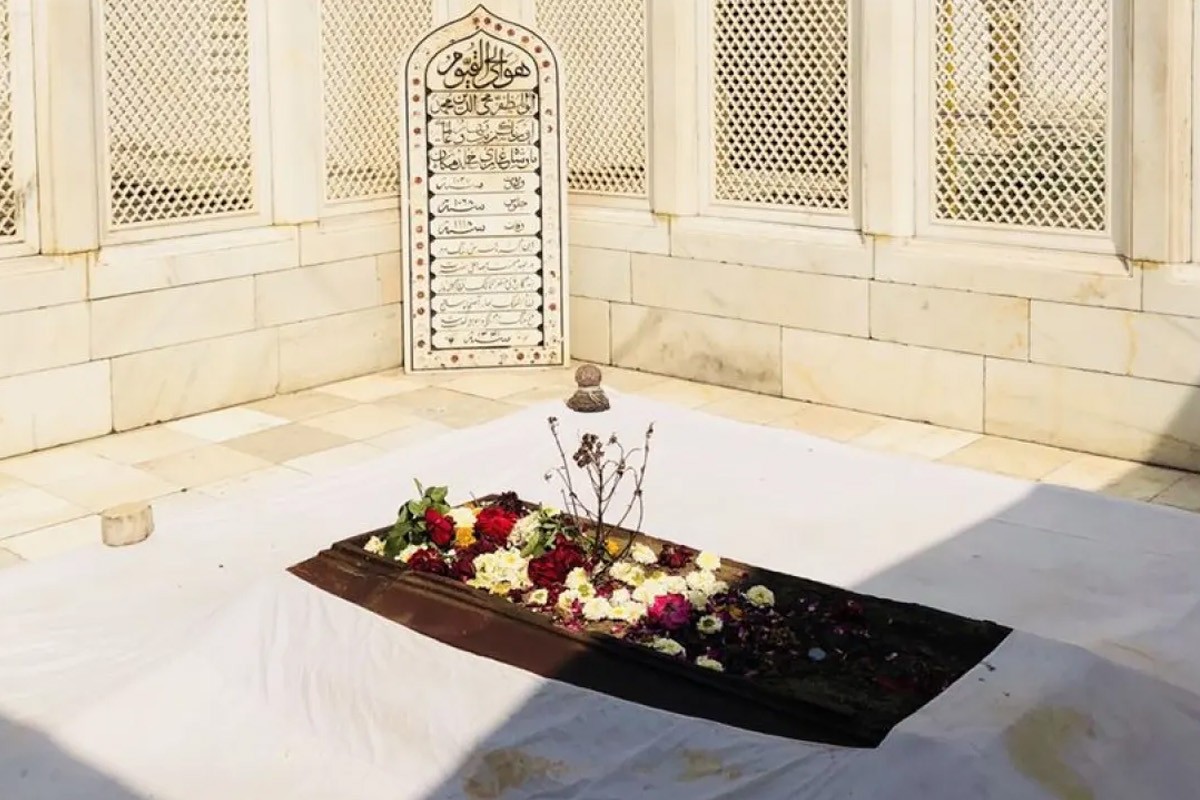 আওরঙ্গজেবের সমাধি রক্ষায় দেবেন্দ্র ফড়নবিসর কঠোর নিরাপত্তার নির্দেশ