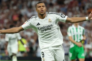 এমবাপ্পের জোড়া গোলে লা লিগার শীর্ষে রিয়াল