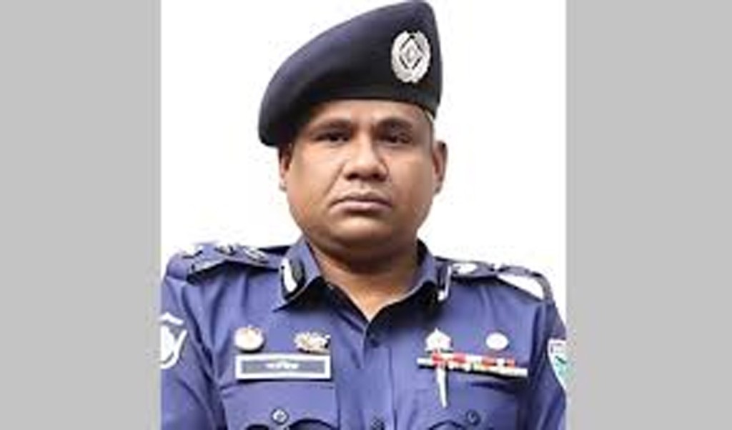 ফ্রিতে নৌকা না পেয়ে ভূমি কর্মচারীকে পেটালেন এসপি 4 এসপি 1742114420 ফ্রিতে নৌকা না পেয়ে ভূমি কর্মচারীকে পেটালেন এসপি