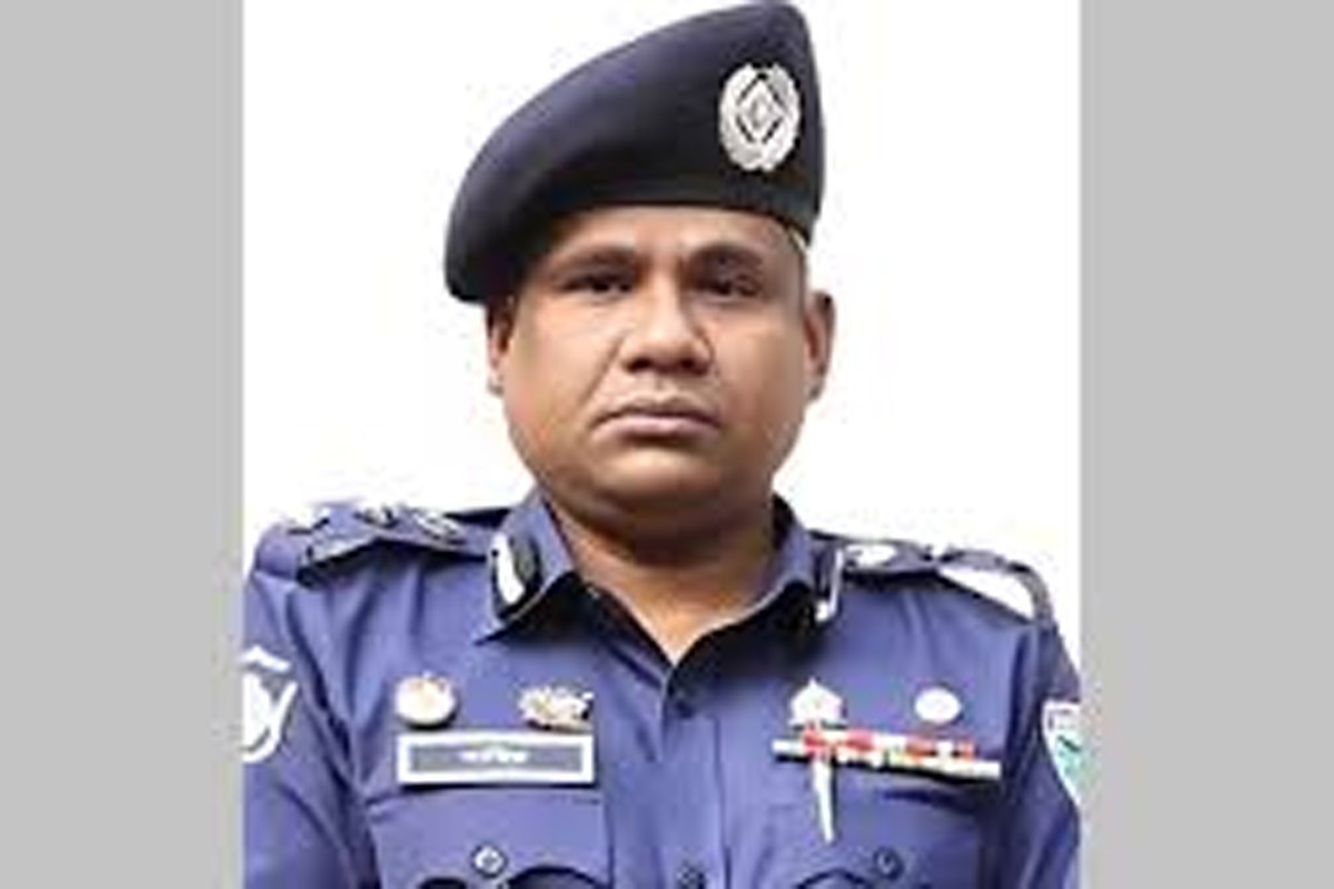 ফ্রিতে নৌকা না পেয়ে ভূমি কর্মচারীকে পেটালেন এসপি