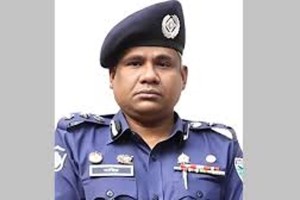 ফ্রিতে নৌকা না পেয়ে ভূমি কর্মচারীকে পেটালেন এসপি