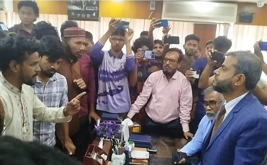 গলার নলি ছিঁড়ে ফেলার হুশিয়ারি দিলেন ইবি সমন্বয়ক 3 গলার নলি ছিড়ে ফেলার হুশিয়ারি দিলেন ইবি সমন্বয়ক 1 1741453726 গলার নলি ছিঁড়ে ফেলার হুশিয়ারি দিলেন ইবি সমন্বয়ক