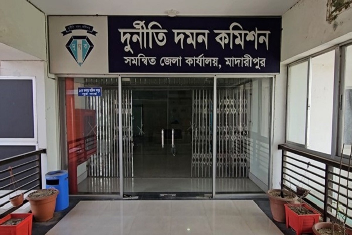 পদ্মা সেতু প্রকল্পে লুট: ২৩ জনের নামে দুদকের মামলা