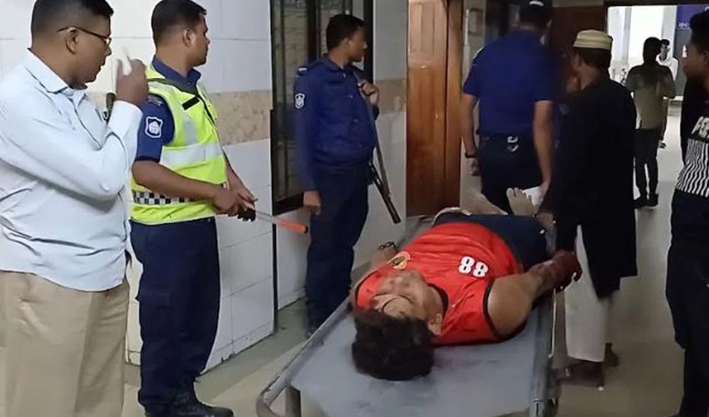 নওগাঁ 1742455662 নওগাঁয় পুলিশের ধাওয়া খেয়ে ট্রাক উল্টে ডাকাতের মৃত্যু