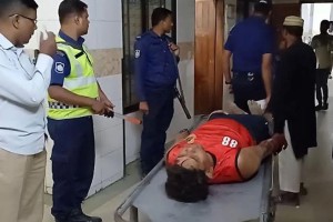 নওগাঁয় পুলিশের ধাওয়া খেয়ে ট্রাক উল্টে ডাকাতের মৃত্যু