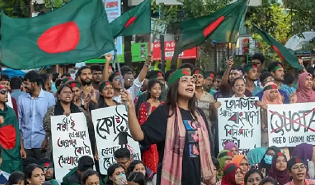 পুরস্কার 1743302955 মার্কিন পুরস্কার পেলেন জুলাই গণঅভ্যুত্থানে অংশগ্রহণকারী একদল নারী