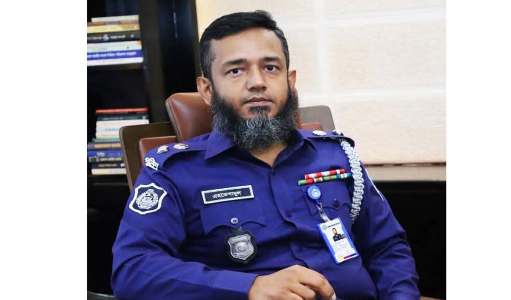 পুলিশ 1743050423 স্বাধীনতা দিবসে স্মৃতিসৌধে পুষ্পস্তবক অর্পণ-রাষ্ট্রীয় সালাম থেকে বিরত থাকলেন এসপি
