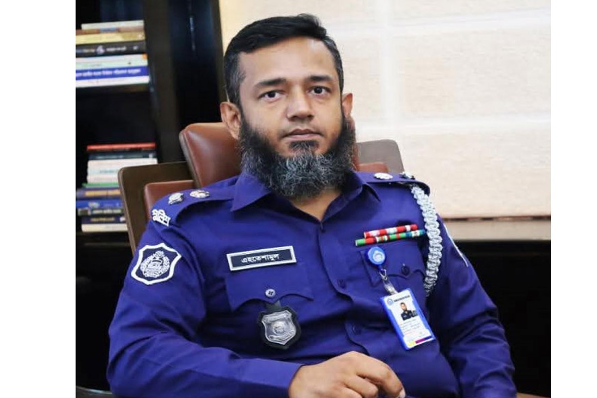 স্বাধীনতা দিবসে স্মৃতিসৌধে পুষ্পস্তবক অর্পণ-রাষ্ট্রীয় সালাম থেকে বিরত থাকলেন এসপি