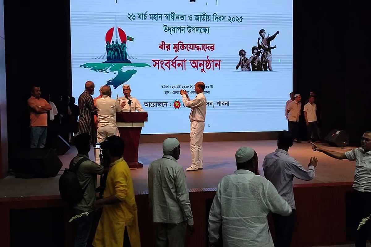 পাবনায় সংবর্ধনা অনুষ্ঠানে ইতিহাস বিকৃতির প্রতিবাদ জানালো মুক্তিযোদ্ধারা