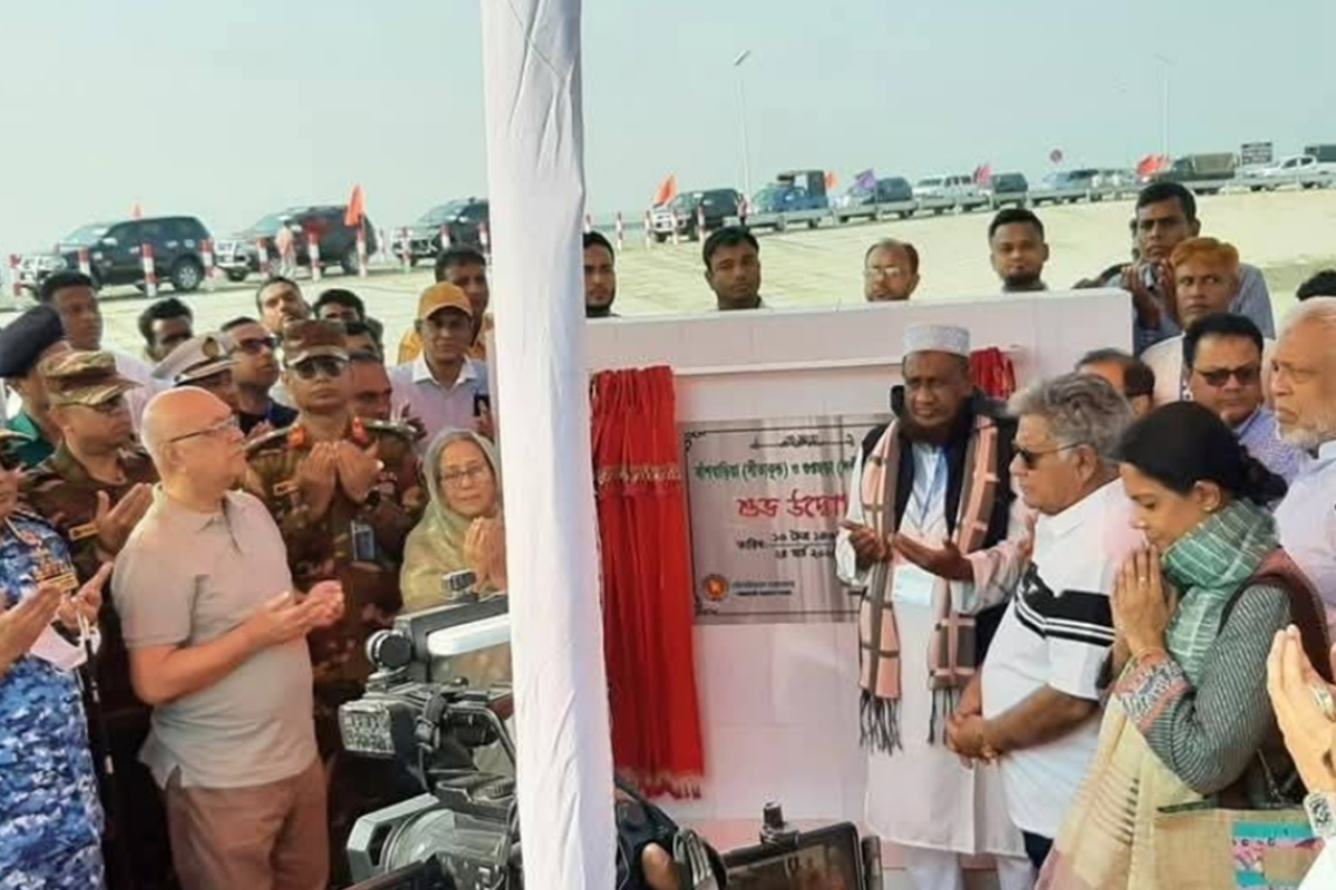 ৬ উপদেষ্টা  ফেরি সার্ভিস উদ্বোধন করলেও ফলকে নাম নেই কারও