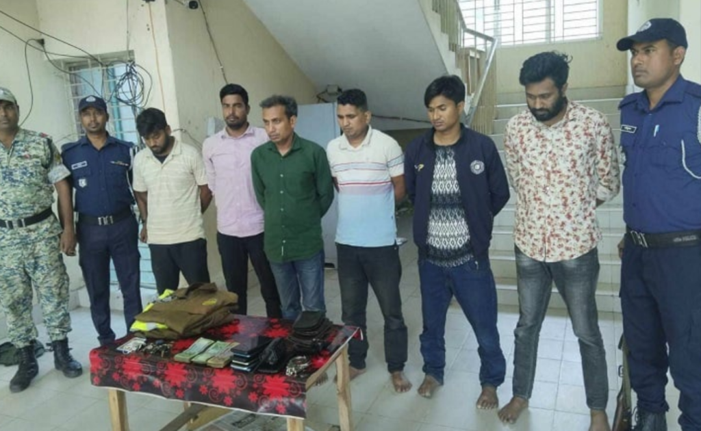 বগুড়া 1742816748 বগুড়ায় অপহরণ করে মুক্তিপণ আদায়, পালানোর সময় পুলিশ সদস্যসহ গ্রেপ্তার-৬