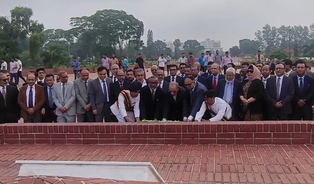 বিচারপতি 1742958769 জাতীয় স্মৃতিসৌধে প্রধান বিচারপতির শ্রদ্ধা