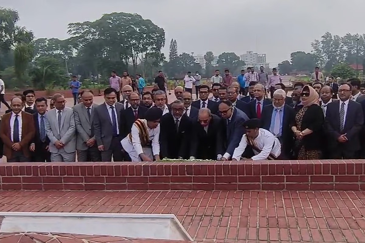 জাতীয় স্মৃতিসৌধে প্রধান বিচারপতির শ্রদ্ধা