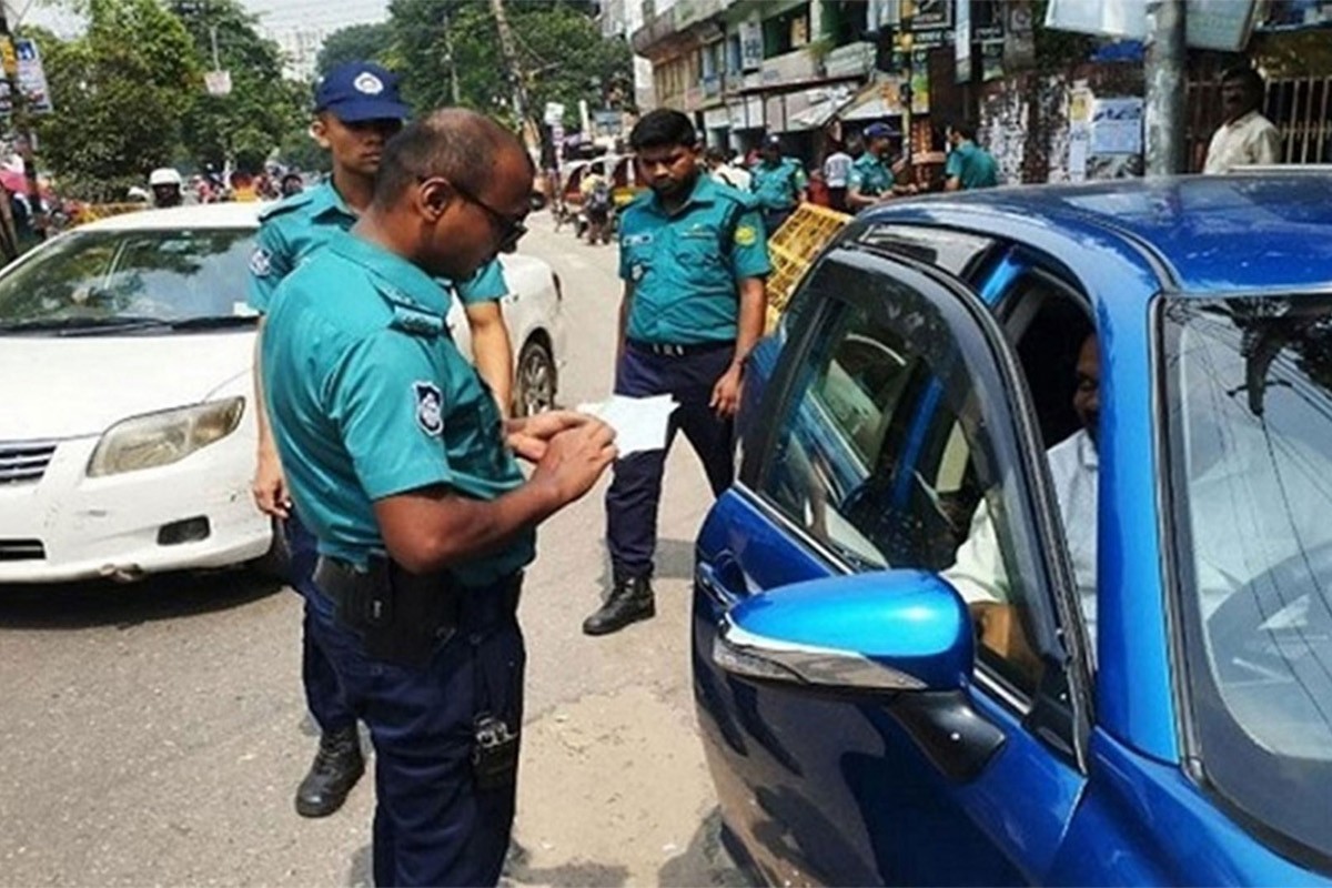 রাজধানীতে ট্রাফিক আইন লঙ্ঘনে ডিএমপির ১৫৮২ মামলা