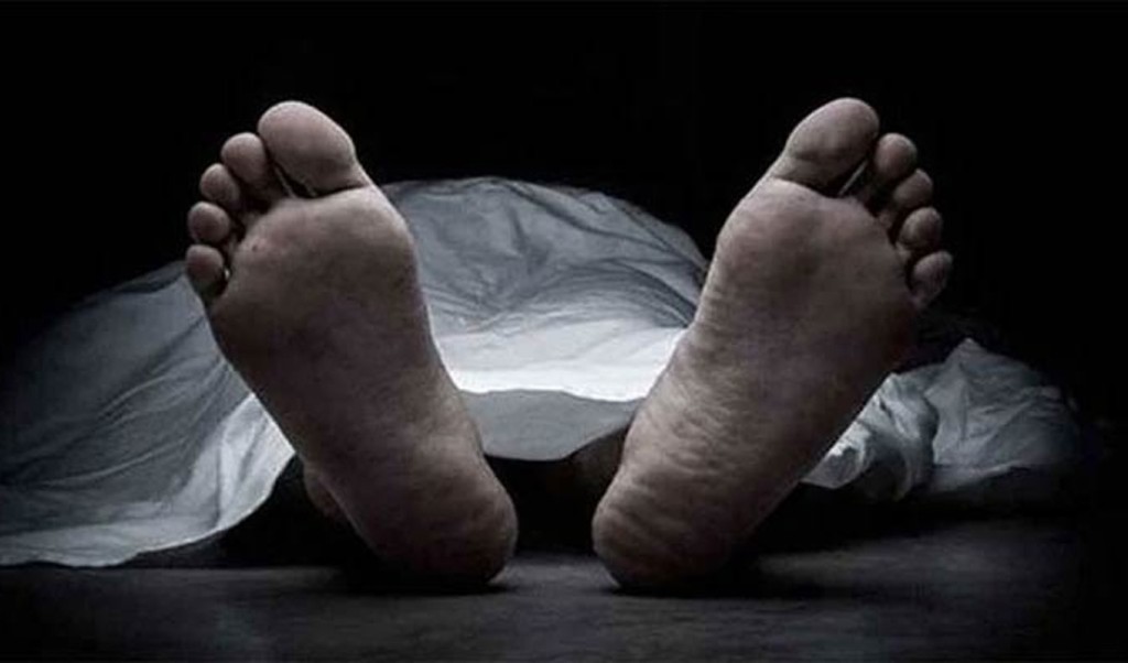 লাশ 1742715108 বিছানায় স্ত্রী-সন্তানের লাশ রেখে রশিতে ঝুলছিলেন স্বামী