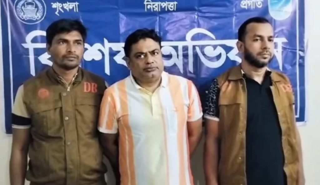 টয়লেটে লুকিয়ে থেকেও গ্রেপ্তার যুবলীগ নেতা 3 সাভার 1741588923 টয়লেটে লুকিয়ে থেকেও গ্রেপ্তার যুবলীগ নেতা