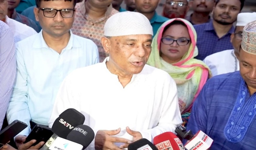 স্বরাষ্ট্র উপদেষ্টা 1740933106 উন্মুক্ত স্থানে নারী-পুরুষের ধূমপান নিষিদ্ধ: স্বরাষ্ট্র উপদেষ্টা