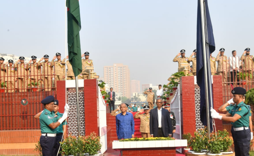 রাজারবাগ পুলিশ স্মৃতিসৌধে স্বরাষ্ট্র উপদেষ্টার শ্রদ্ধা নিবেদন 4 স্বরাষ্ট্র 1742977395 রাজারবাগ পুলিশ স্মৃতিসৌধে স্বরাষ্ট্র উপদেষ্টার শ্রদ্ধা নিবেদন