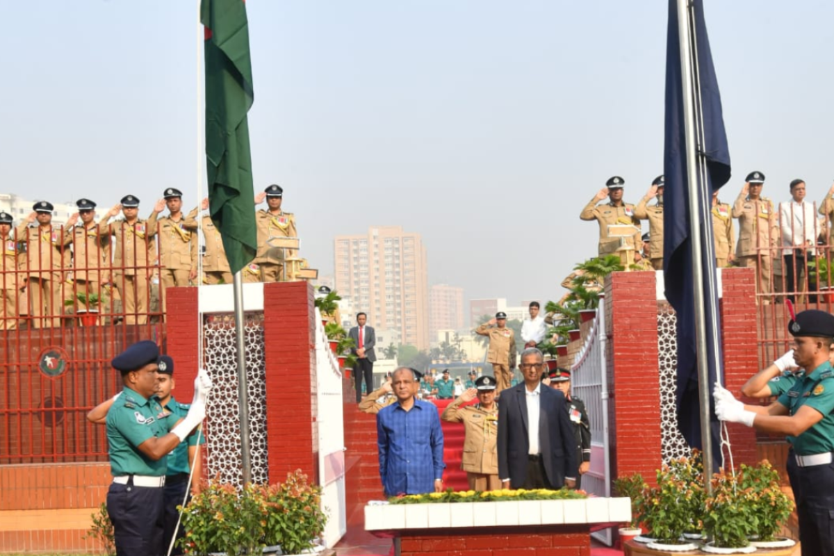 রাজারবাগ পুলিশ স্মৃতিসৌধে স্বরাষ্ট্র উপদেষ্টার শ্রদ্ধা নিবেদন