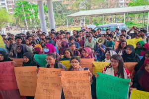 হল প্রভোস্টকে বহালের দাবিতে বিক্ষোভ, প্রশাসনিক ভবনে তালা