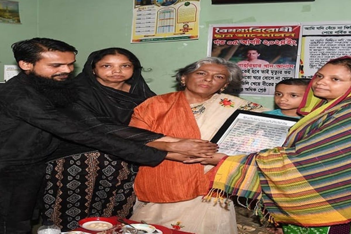 জুলাই আন্দোলনে নিহত আনাসের বাড়িতে উপদেষ্টা শারমীন এস মুরশিদ