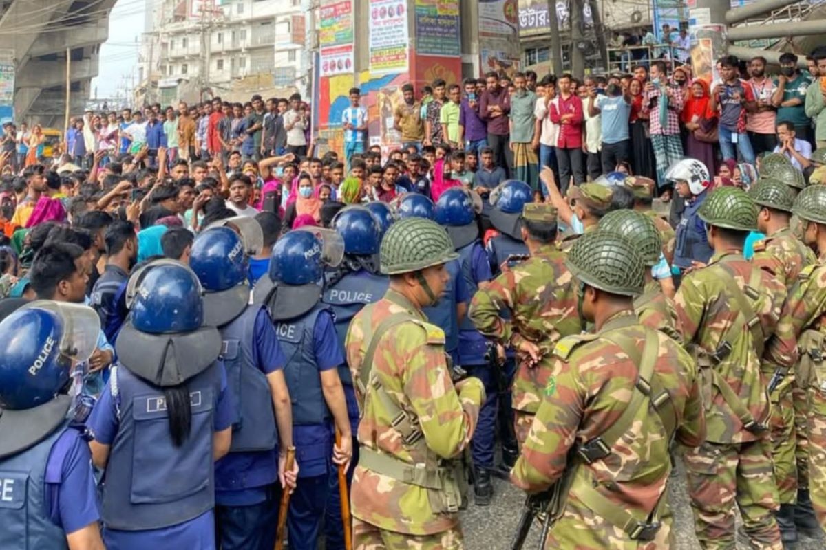 চট্টগ্রাম ইপিজেডে বকেয়া বেতনের দাবিতে শ্রমিকদের বিক্ষোভ