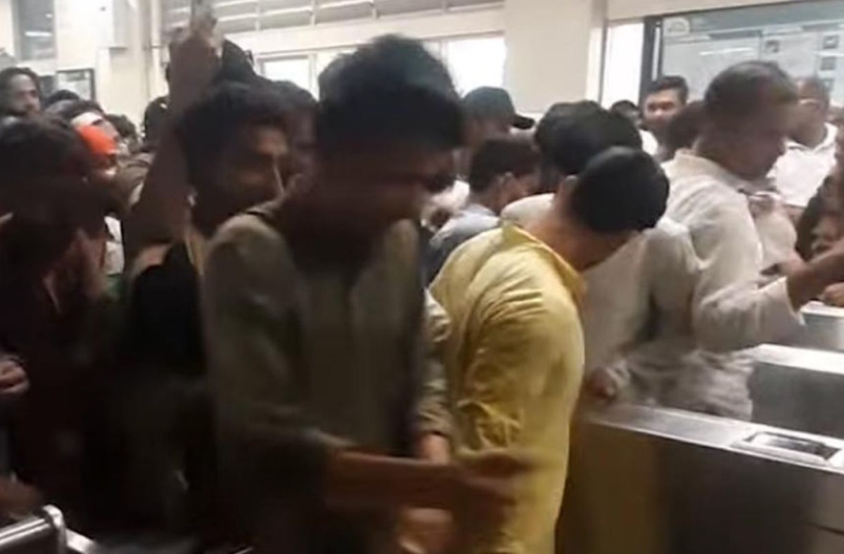 টিকিট ছাড়াই মেট্রো রেলে ভ্রমণ করছেন যাত্রীরা