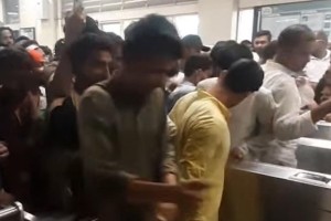 টিকিট ছাড়াই মেট্রো রেলে ভ্রমণ করছেন যাত্রীরা