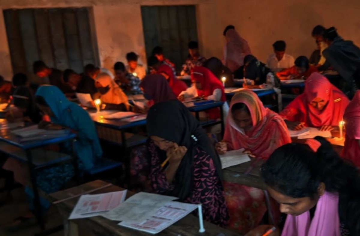 বিরূপ আবহাওয়ায় মোমবাতির আলোয় শুরু হলো এসএসসি পরীক্ষা
