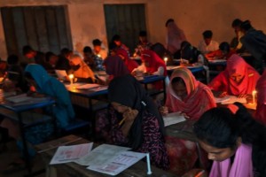 বিরূপ আবহাওয়ায় মোমবাতির আলোয় শুরু হলো এসএসসি পরীক্ষা