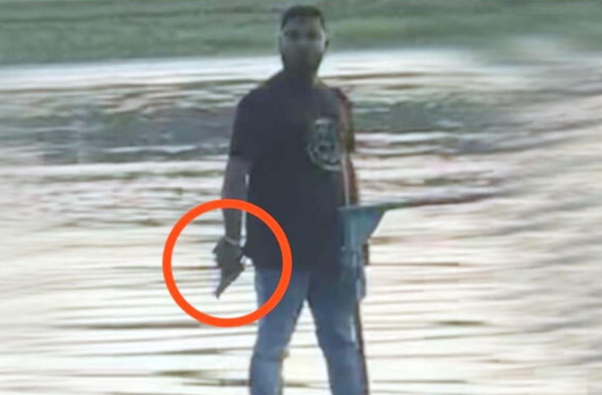 চাঁদা না পেয়ে অস্ত্র দেখিয়ে দুই ট্রলার ছিনতাই
