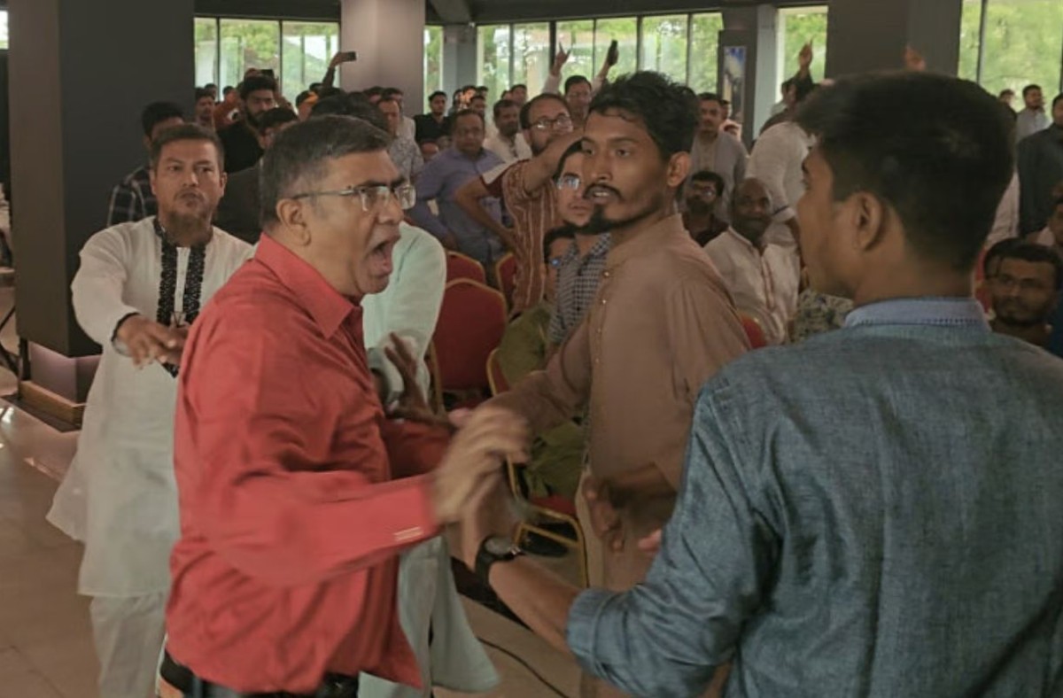 চবি অ্যালামনাই অ্যাসোসিয়েশনের কমিটি নিয়ে দুই পক্ষের মধ্যে হাতাহাতি