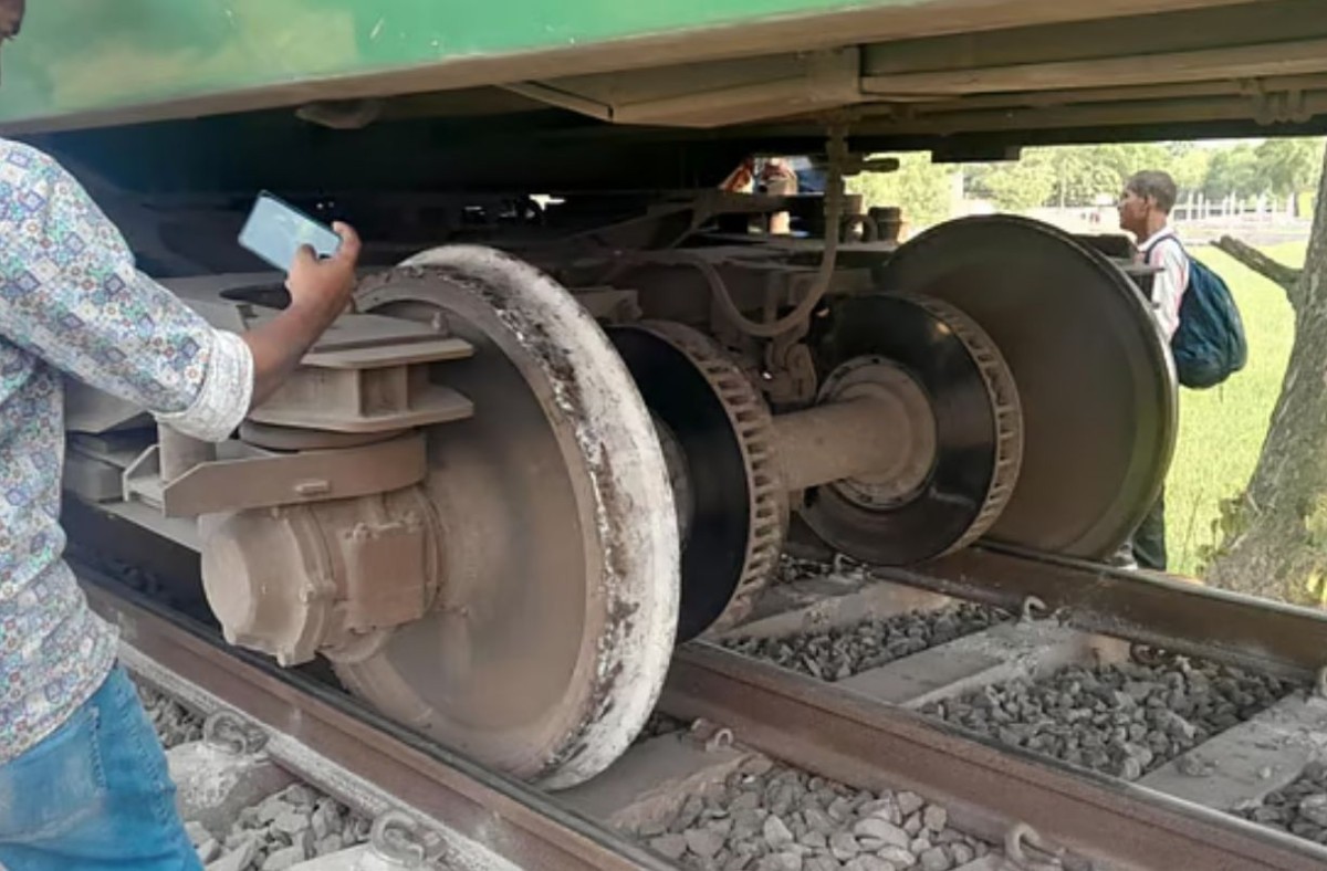 গাজীপুরে ট্রেন লাইনচ্যুত, ঢাকার সঙ্গে উত্তরবঙ্গের যোগাযোগ বন্ধ