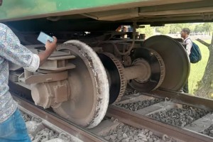 গাজীপুরে ট্রেন লাইনচ্যুত, ঢাকার সঙ্গে উত্তরবঙ্গের যোগাযোগ বন্ধ