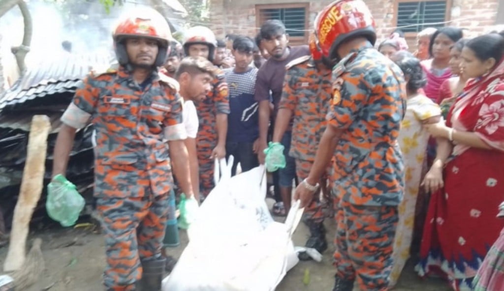 TOUKIR 30 1744552683 ঘরে আগুন লেগে প্যারালাইসিস রোগীর মৃত্যু
