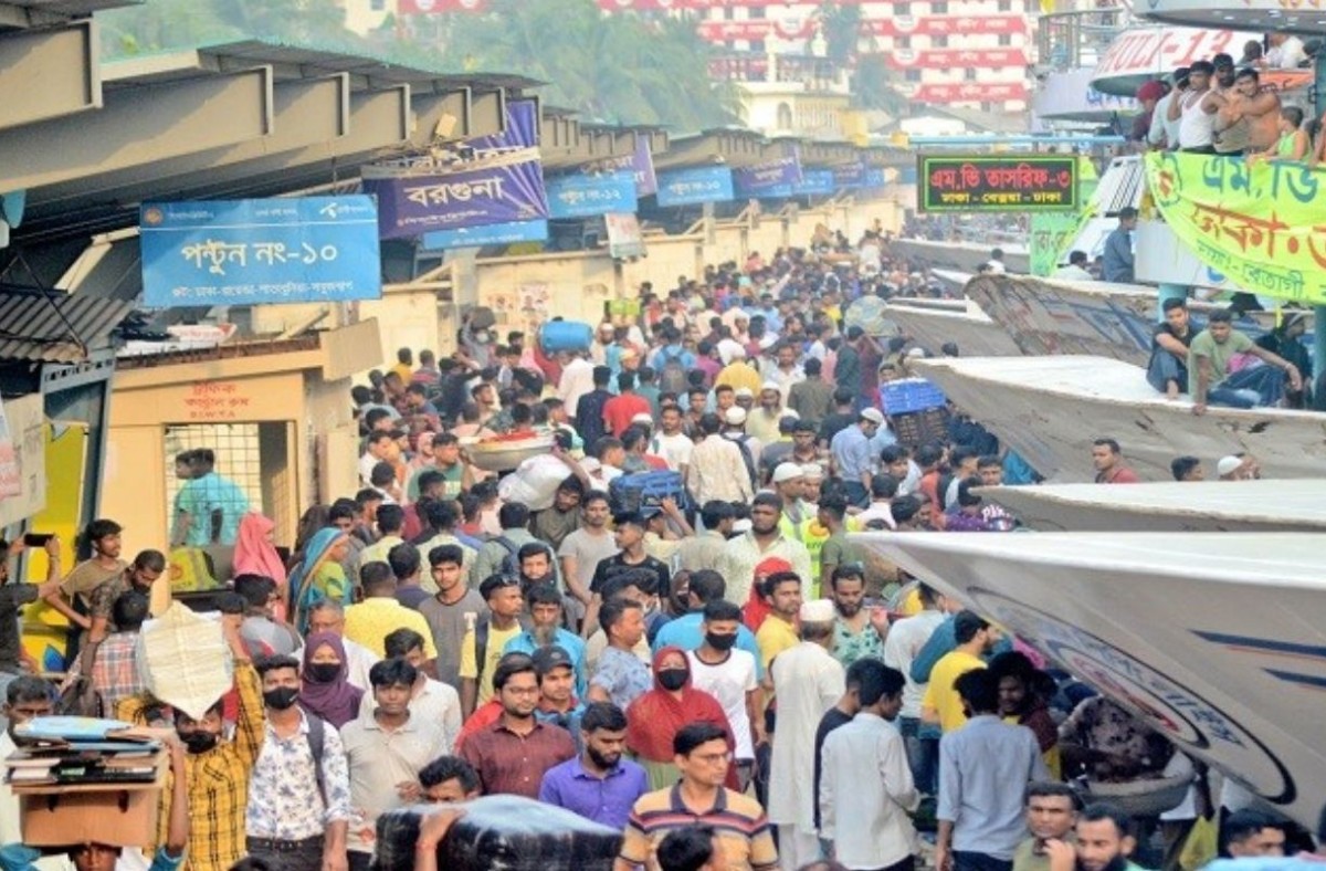 ছুটি শেষে ঢাকায় ফিরছে মানুষ, সদরঘাটে উপচেপড়া ভিড়