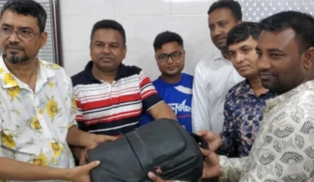 TOUKIR 43 1743862609 যাত্রীর ফেলে যাওয়া ২৬ লাখ টাকার স্বর্ণ ফেরত দিলেন অটোরিশকা চালক