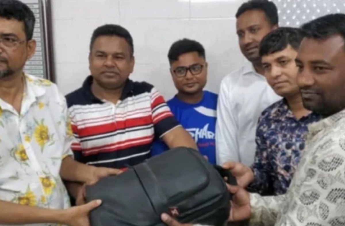 যাত্রীর ফেলে যাওয়া ২৬ লাখ টাকার স্বর্ণ ফেরত দিলেন অটোরিশকা চালক