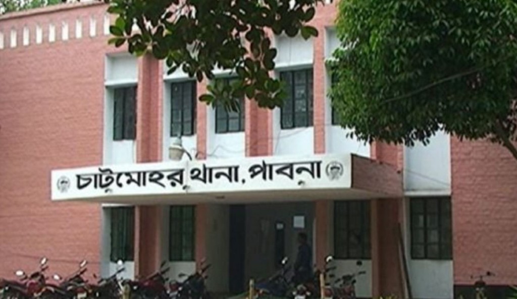 TOUKIR 54 1743941418 চাটমোহরে অটোভ্যান উল্টে প্রাণ গেল চালকের
