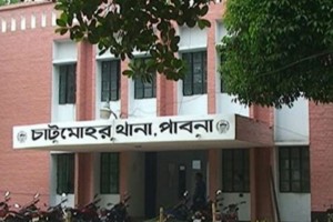 চাটমোহরে অটোভ্যান উল্টে প্রাণ গেল চালকের