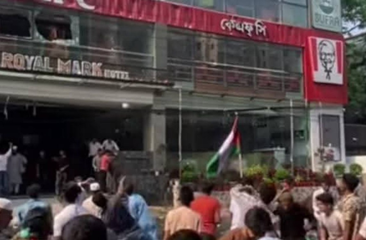 ইসরায়েলি কোমল পানীয় রাখার অভিযোগে সিলেটে রেস্টুরেন্ট ভাঙচুর