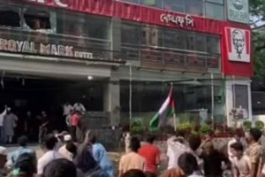 ইসরায়েলি কোমল পানীয় রাখার অভিযোগে সিলেটে রেস্টুরেন্ট ভাঙচুর